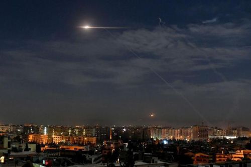 Israel bất ngờ tấn công tên lửa dồn dập vào Syria