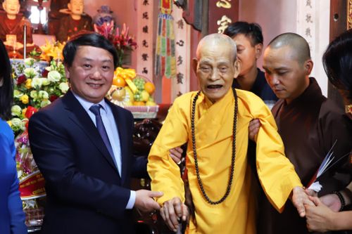 Phó Chủ tịch – Tổng Thư ký Hầu A Lềnh vấn an Đức Pháp chủ Giáo hội Phật giáo Việt Nam