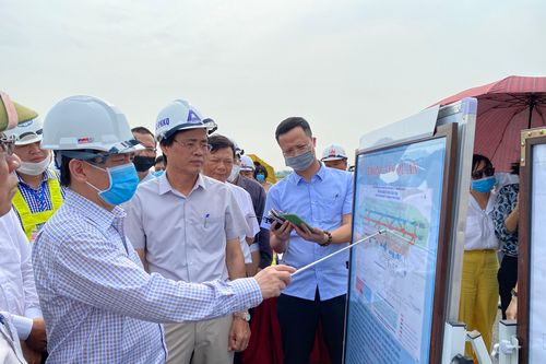 Sửa đường băng sân bay Nội Bài: Tạo điều kiện thi công, không nới lỏng an ninh, an toàn