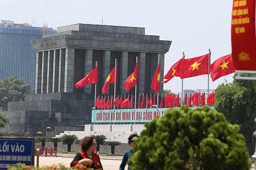 Hà Nội: Phố phường 'khoác áo đỏ' chào mừng Quốc khánh