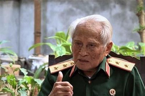 Trung tướng Nguyễn Quốc Thước xem tường thuật và gửi lời chúc đến Đội tuyển Xe tăng QĐND Việt Nam