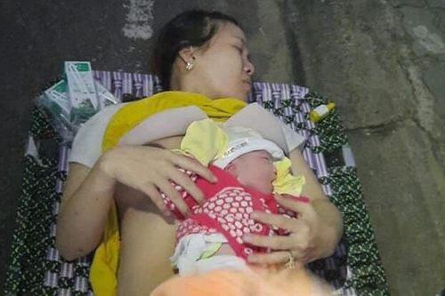 Xúc động cháu bé chào đời trong lều dã chiến