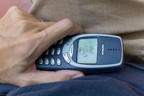 Thử độ bền điện thoại 'cục gạch' huyền thoại nhất của Nokia