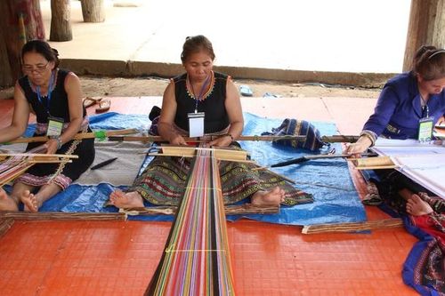 Đau đáu nghề dệt thổ cẩm mai một