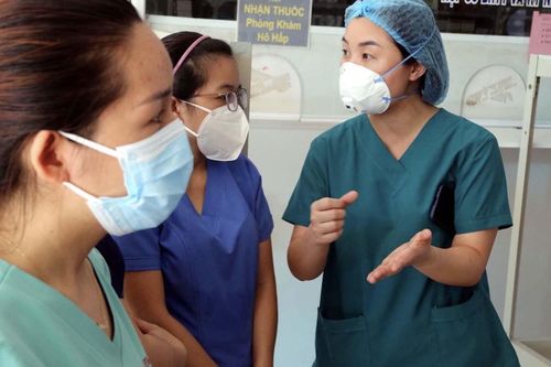 Bóng hồng lặng lẽ nơi tâm dịch