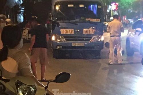 Say rượu đâm chém vô cớ, 3 người bị thương