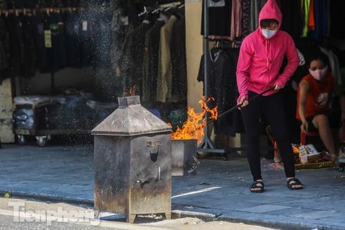 Vỉa hè, lòng đường Thủ đô 'đỏ lửa' cúng rằm tháng 7