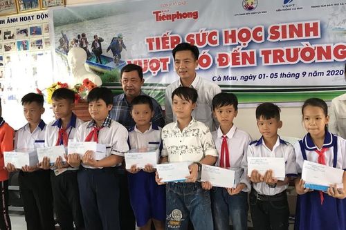 Tiếp sức học sinh vượt khó đến trường