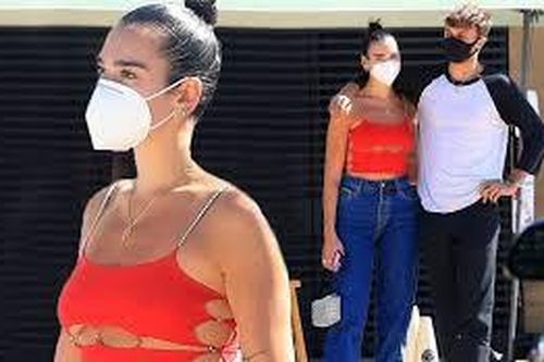 Dua Lipa mặc áo khoét xẻ lộ chân ngực nóng bỏng