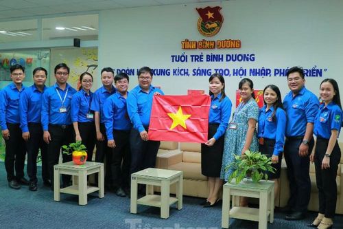 Cán bộ đoàn được tặng quà đặc biệt ngày Quốc khánh 2/9