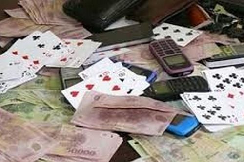 Bắt quả tang 4 đối tượng đang đánh phỏm ăn tiền