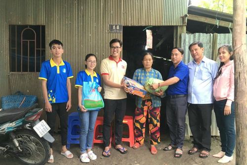 Đoàn viên ĐH Nam Cần Thơ trồng cây, xây cầu trong chiến dịch thanh niên tình nguyện