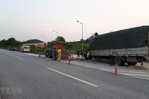 Hai xe tải va chạm trên cao tốc Nội Bài-Lào Cai, một người tử vong