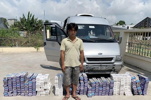 Bắt giữ xe khách làm hầm tự chế vận chuyển 3.000 bao thuốc lá ngoại