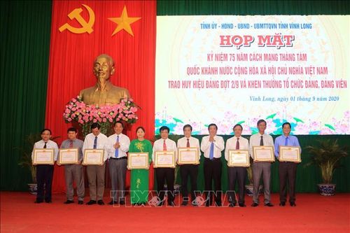Trao huy hiệu Đảng và khen thưởng tổ chức đảng, đảng viên tiêu biểu
