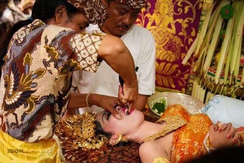 Đàn ông tìm vợ tại chợ và những phong tục lạ lùng trên thế giới