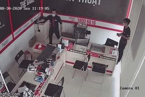 Clip: Vừa mở ngăn kéo, nữ nhân viên hốt hoảng bỏ chạy khi phát hiện con rắn nằm cuộn tròn trong hộc tủ