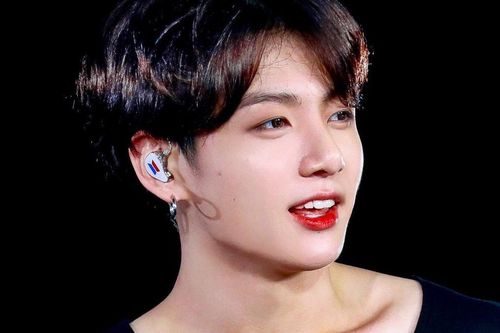 Ngoài Jungkook (BTS), đây là những idol có 'xương quai xanh' đẹp trên từng centimet!