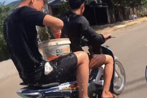 Hai thanh niên vừa chạy xe máy vừa gội đầu cho nhau ở Sơn La bị xử phạt 1,5 triệu đồng