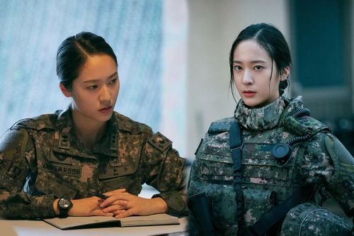 Krystal đốn tim khán giả bằng tạo hình nữ quân nhân cực ngầu, thần thái còn soái hơn cả nam chính