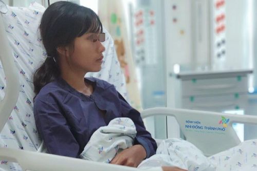 Nước mắt hối hận của bé gái uống thuốc diệt cỏ tự vẫn