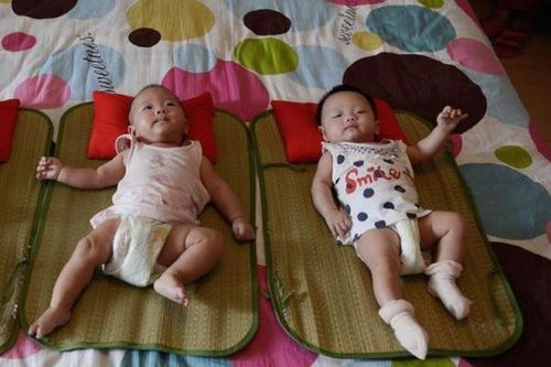 Hai đứa trẻ, một ngủ trưa và một không ngủ, vào tiểu học khác biệt rõ ràng.