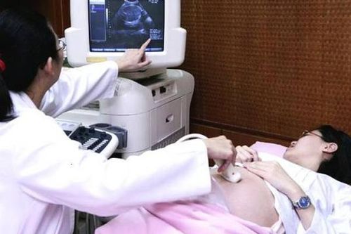 Mẹ bầu kéo áo nằm lên giường, bác sĩ bôi 1 chất gel nhầy nhụa, ai ngờ tác dụng lớn
