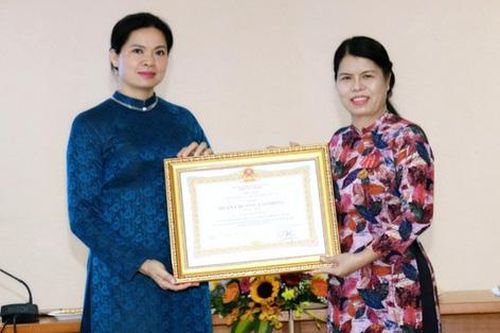 Trưởng Ban Gia đình Xã hội, Trung ương Hội LHPN Việt Nam được trao Huân chương Lao động hạng Nhất