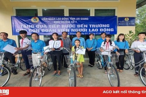 Tặng quà 'Tiếp bước đến trường' con đoàn viên có hoàn cảnh khó khăn