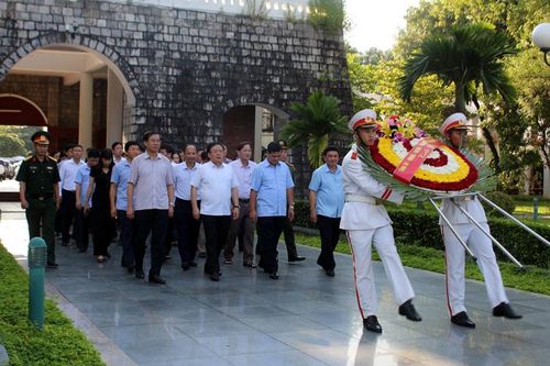 Lãnh đạo tỉnh Điện Biên viếng Nghĩa trang liệt sĩ A1