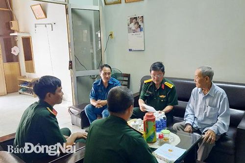 Bộ CHQS tỉnh thăm, tặng quà cán bộ lão thành cách mạng