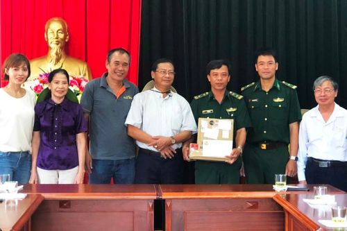 Tặng quà cán bộ, chiến sĩ Biên phòng và người dân xã Ia Nan