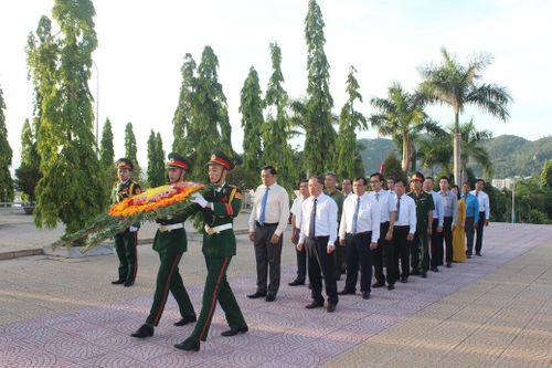 Lãnh đạo tỉnh Khánh Hòa viếng và đặt vòng hoa tại Nghĩa trang liệt sĩ Hòn Dung