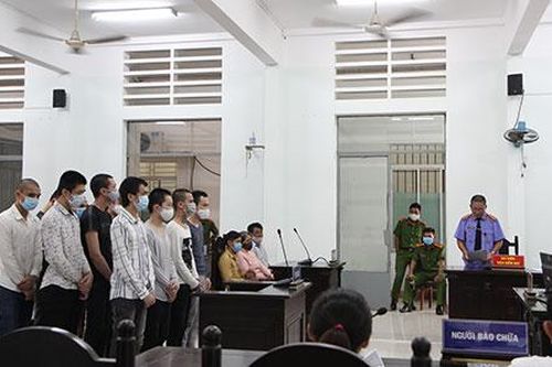 Đâm người ngồi nhậu, 12 thanh niên vào tù