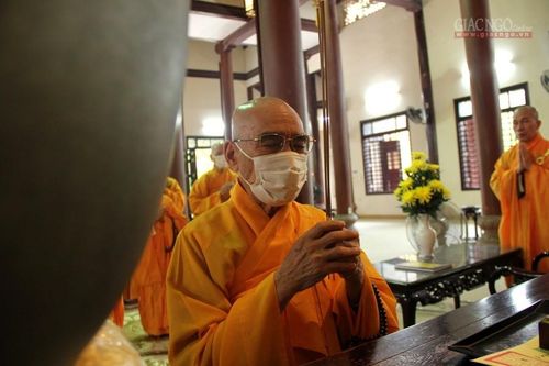 TT-Huế : Chư Tăng tác pháp Tự tứ tại tổ đình Từ Đàm