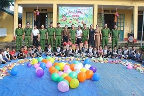 Công an tỉnh Lào Cai ủng hộ tiền hỗ trợ người dân khó khăn
