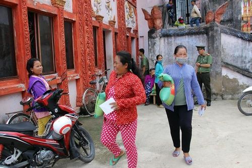 Tặng quà tình nghĩa cho đồng bào dân tộc thiểu số