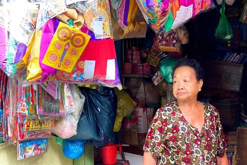 Ế khách, tiểu thương bán hàng mã tại TP.HCM 'méo mặt' trong tháng cô hồn
