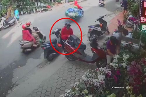 'Nữ quái' đi xe tay ga trộm ví trong tích tắc trên phố Hà Nội