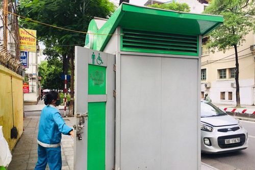 Nhà vệ sinh công cộng tại Hà Nội: Cần nâng cả chất và lượng