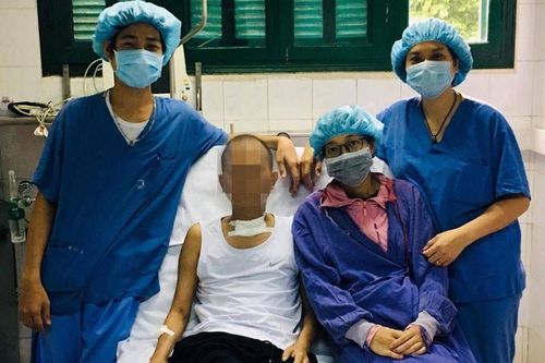 Bệnh nhân bị bệnh phổi mô kẽ đầu tiên được ghép phổi đã bình phục