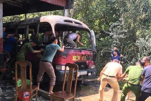 Bất cẩn trong lúc thắp hương ngày rằm, chiếc xe 29 chỗ bị lửa thiêu rụi