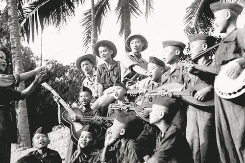 Tình nghệ sĩ trong kháng chiến