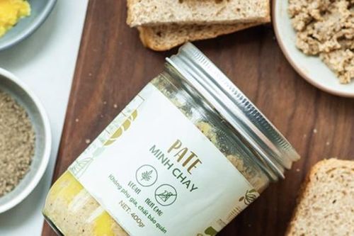 Nhiều người giữ hộp pate Minh Chay làm chứng cứ