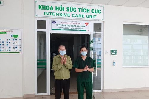 Nhân viên giao pizza tại Hà Nội xuất viện sau khi khỏi Covid-19