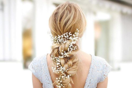 Cô gái nổi tiếng với tài tự tết tóc đẹp mắt