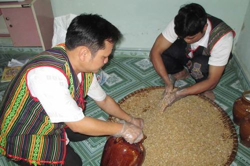 Làng Cơ Tu dưới Khu căn cứ cách mạng