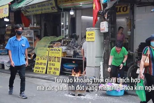 Đường phố Thủ đô 'đỏ lửa' ngày Rằm tháng 7