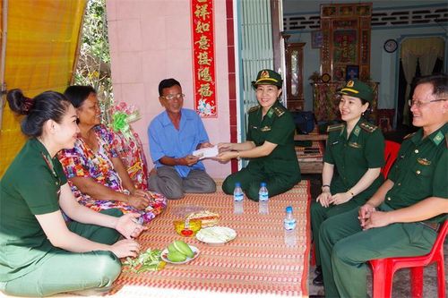 Người cán bộ Biên phòng hết lòng với nhân dân