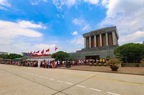 Hà Nội: Mặc nắng nóng, hàng ngàn người kiên nhẫn xếp hàng vào Lăng viếng Bác ngày Quốc khánh 2/9